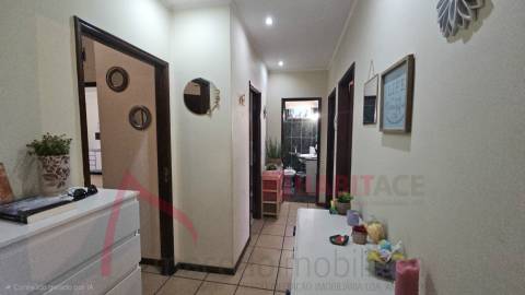 Apartamento T3 com 3 frentes, varandas e garagem fechada – Amares