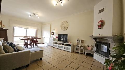 Apartamento T3 com 3 frentes, varandas e garagem fechada – Amares