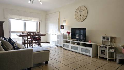 Apartamento T3 com 3 frentes, varandas e garagem fechada – Amares