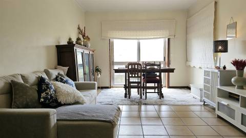 Apartamento T3 com 3 frentes, varandas e garagem fechada – Amares