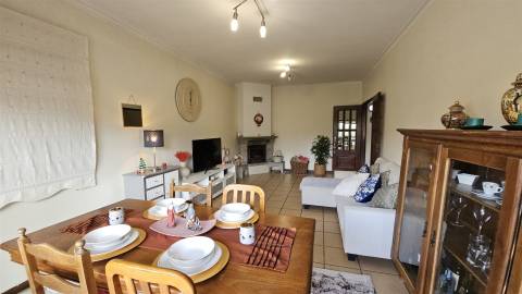 Apartamento T3 com 3 frentes, varandas e garagem fechada – Amares