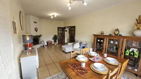 Apartamento T3 com 3 frentes, varandas e garagem fechada – Amares