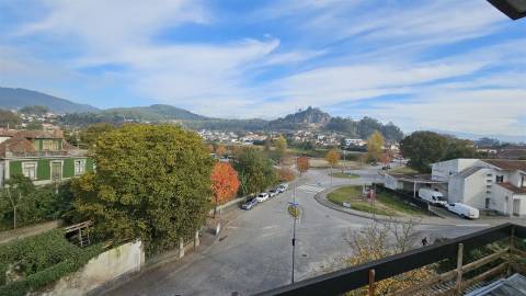 Apartamento T3 com 3 frentes, varandas e garagem fechada – Amares