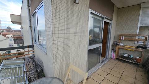 Apartamento T3 com 3 frentes, varandas e garagem fechada – Amares