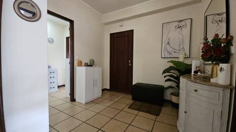 Apartamento T3 com 3 frentes, varandas e garagem fechada – Amares