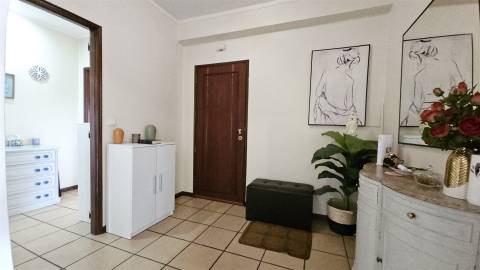 Apartamento T3 com 3 frentes, varandas e garagem fechada – Amares