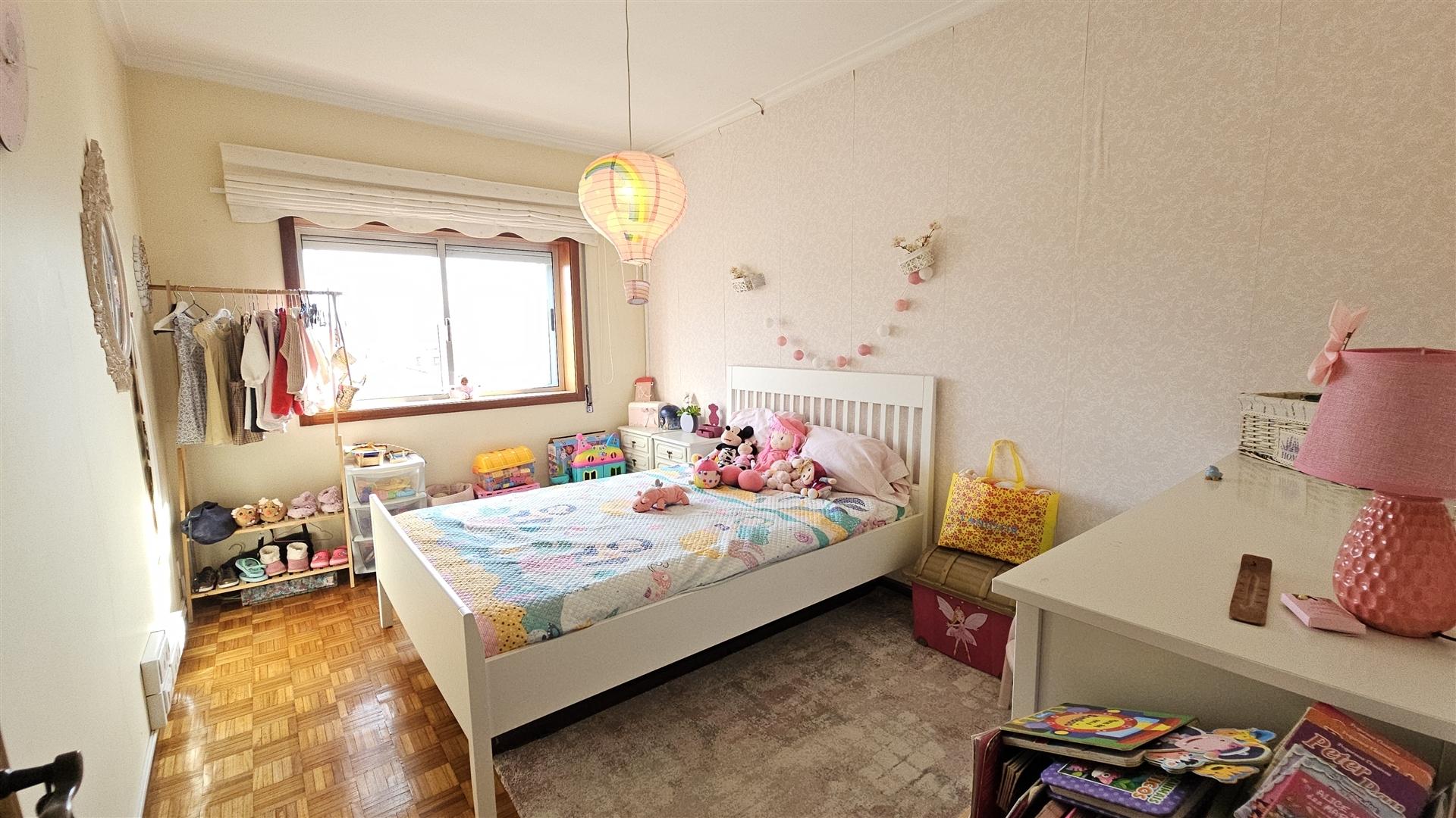 Apartamento T3 com 3 frentes, varandas e garagem fechada – Amares