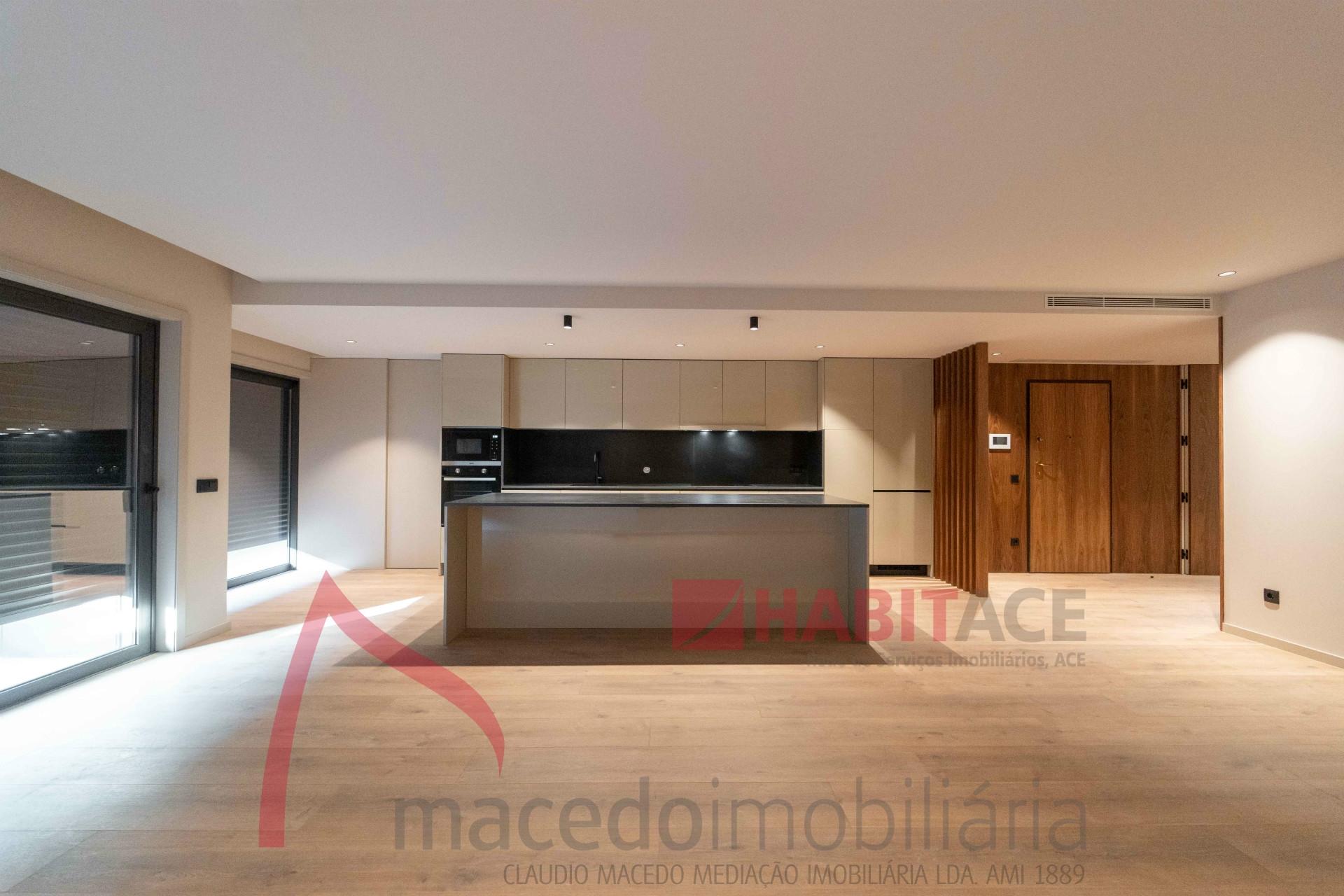 Apartamento T3 Novo para Arrendamento  em São Vicente