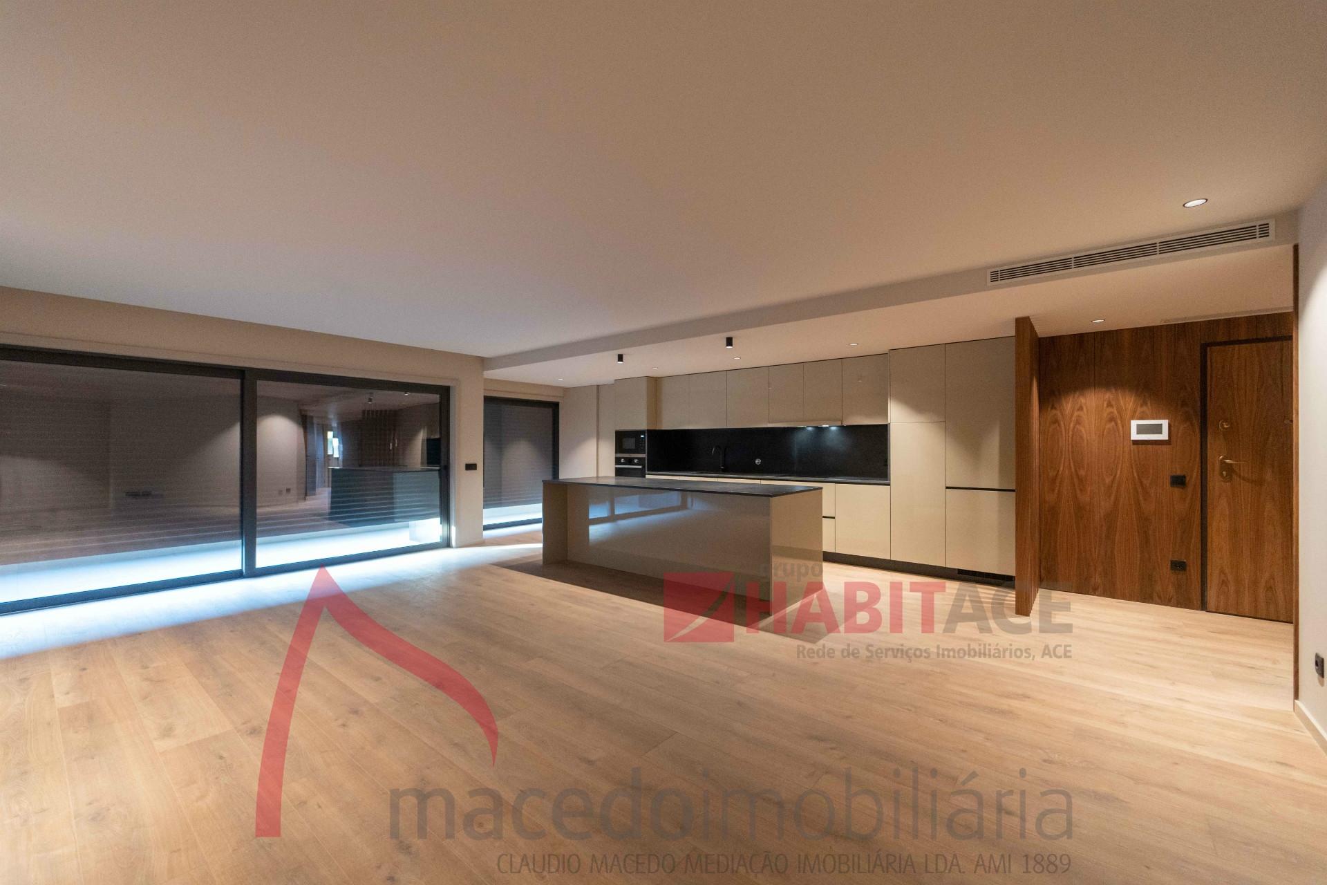 Apartamento T3 Novo para Arrendamento  em São Vicente