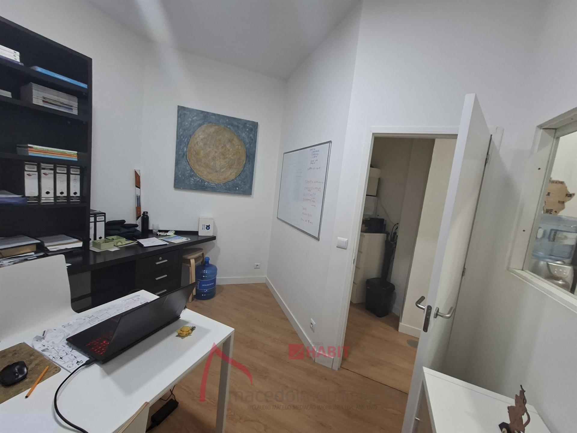 Escritório luminoso e funcional para arrendamento em Braga