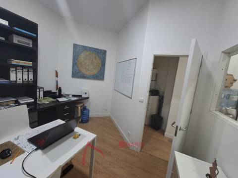 Escritório luminoso e funcional para arrendamento em Braga