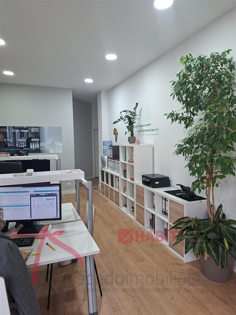 Escritório luminoso e funcional para arrendamento em Braga