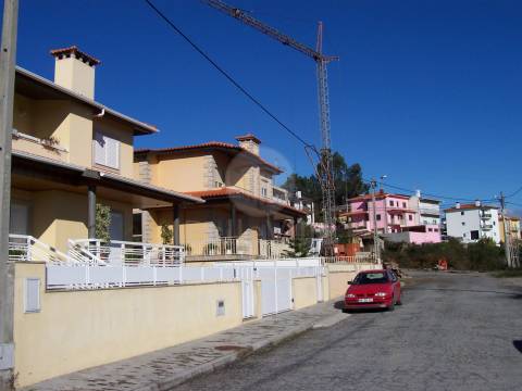 Lotes em Banda, de Gaveto e Individuais em excelente local