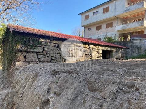 Quinta entre Amares e Gerês com casa para recuperar e vinha