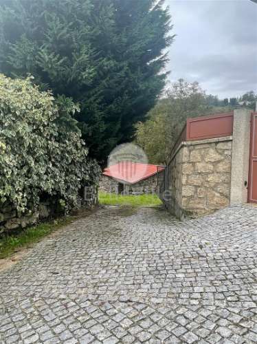 Quinta entre Amares e Gerês com casa para recuperar e vinha