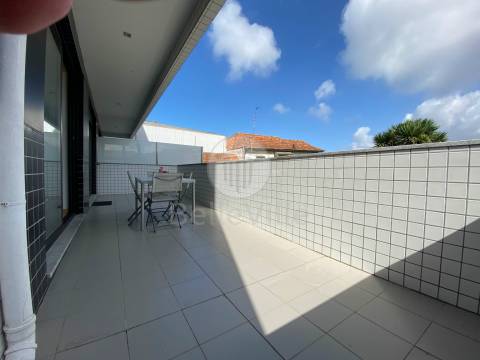 Apartamento T1 remodelado para arrendar