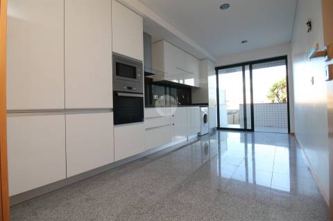 Apartamento T1 remodelado para arrendar