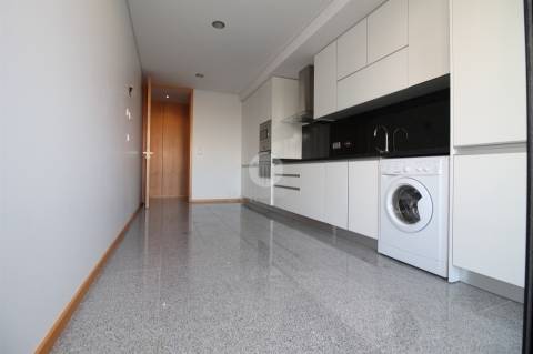 Apartamento T1 remodelado para arrendar