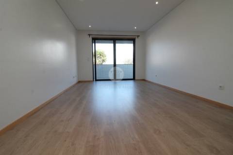 Apartamento T1 remodelado para arrendar