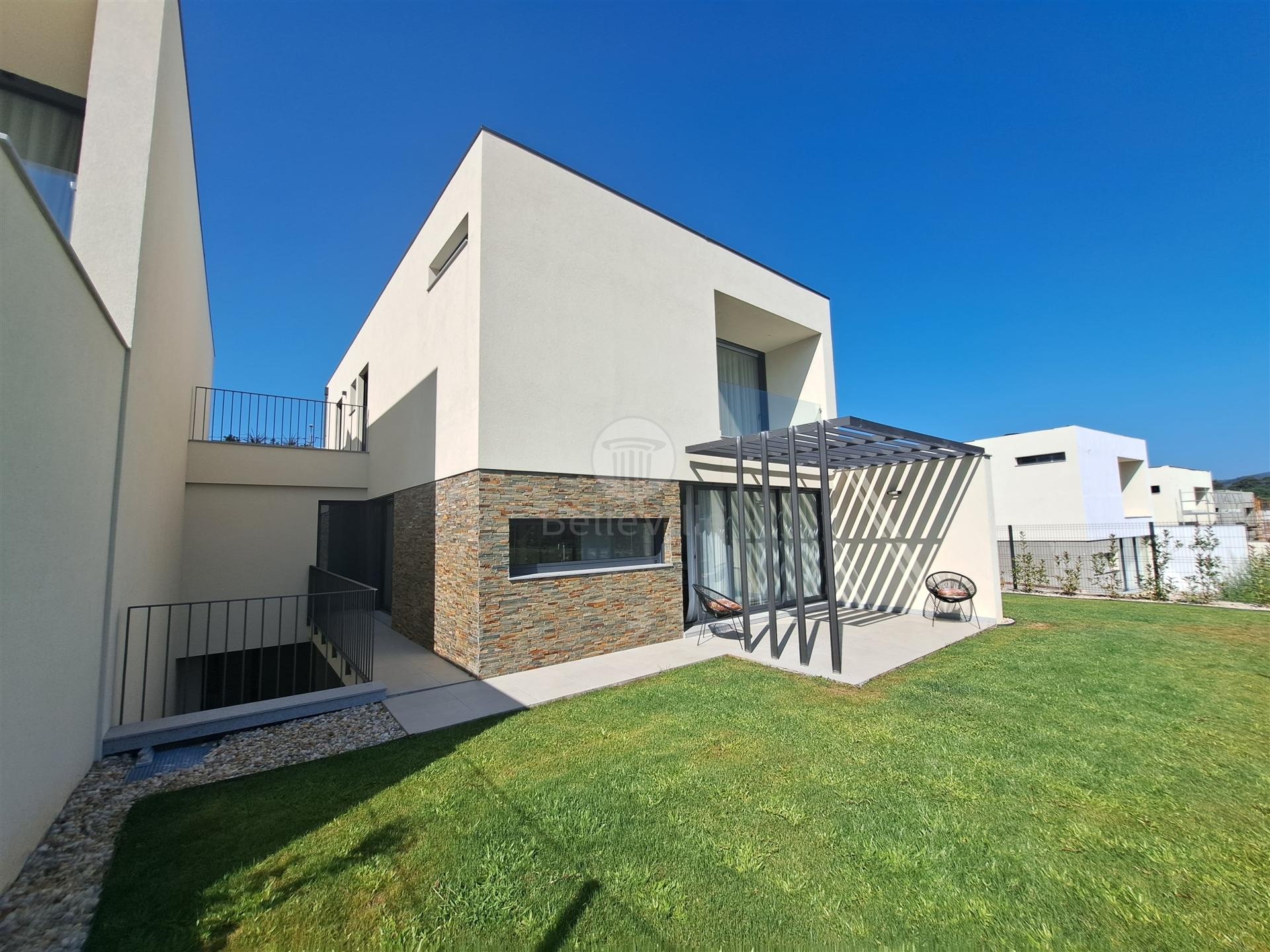 Moradia de gaveto em Palmeira, Braga