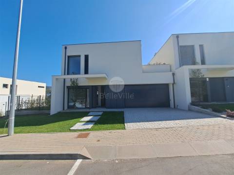 Moradia de gaveto em Palmeira, Braga