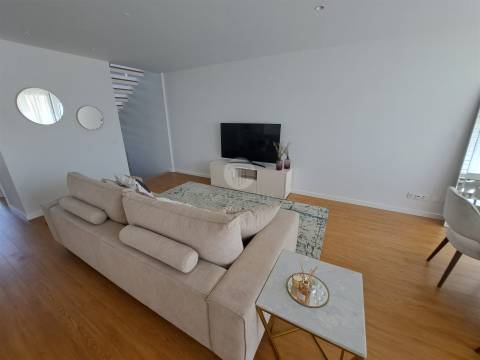 Moradia de gaveto em Palmeira, Braga