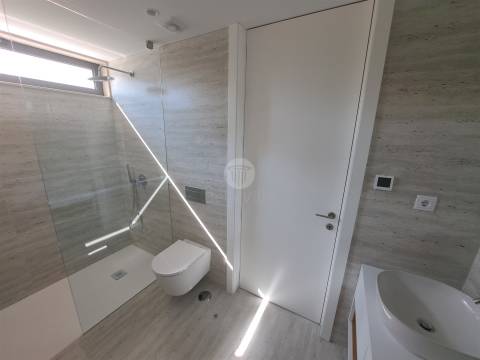 Moradia de gaveto em Palmeira, Braga