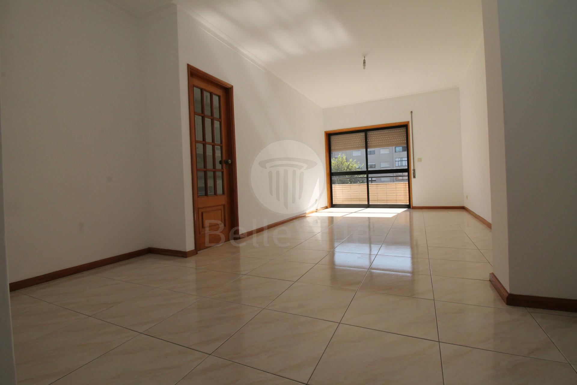 Apartamento T1+1, para arrendamento, com cozinha equipada, Maximinos