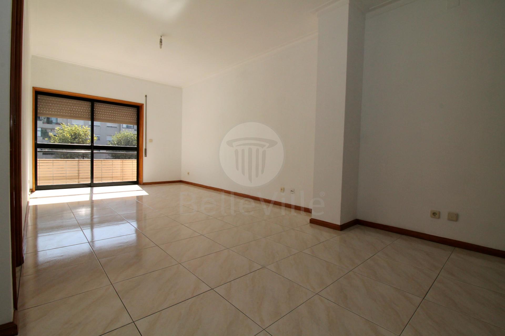 Apartamento T1+1, para arrendamento, com cozinha equipada, Maximinos