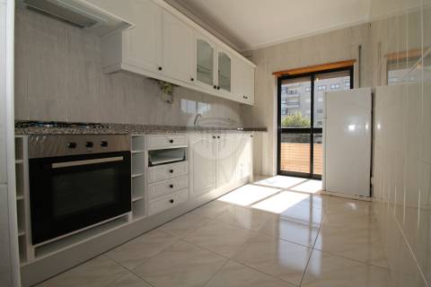 Apartamento T1+1, para arrendamento, com cozinha equipada, Maximinos