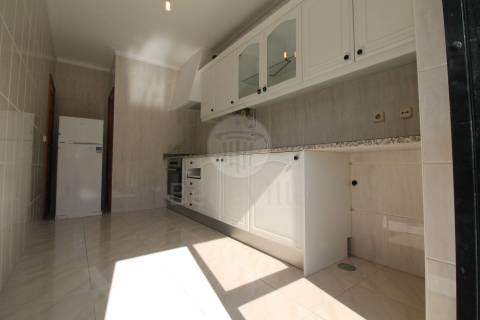 Apartamento T1+1, para arrendamento, com cozinha equipada, Maximinos