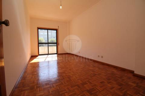 Apartamento T1+1, para arrendamento, com cozinha equipada, Maximinos