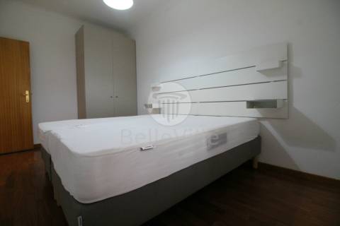 O imóvel encontra-se totalmente equipado e pronto a habitar,