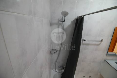 O imóvel encontra-se totalmente equipado e pronto a habitar,