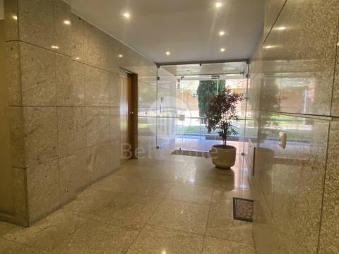 O imóvel encontra-se totalmente equipado e pronto a habitar,
