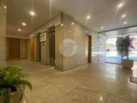 O imóvel encontra-se totalmente equipado e pronto a habitar,