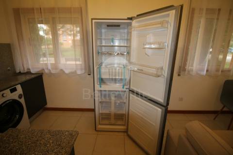 O imóvel encontra-se totalmente equipado e pronto a habitar,