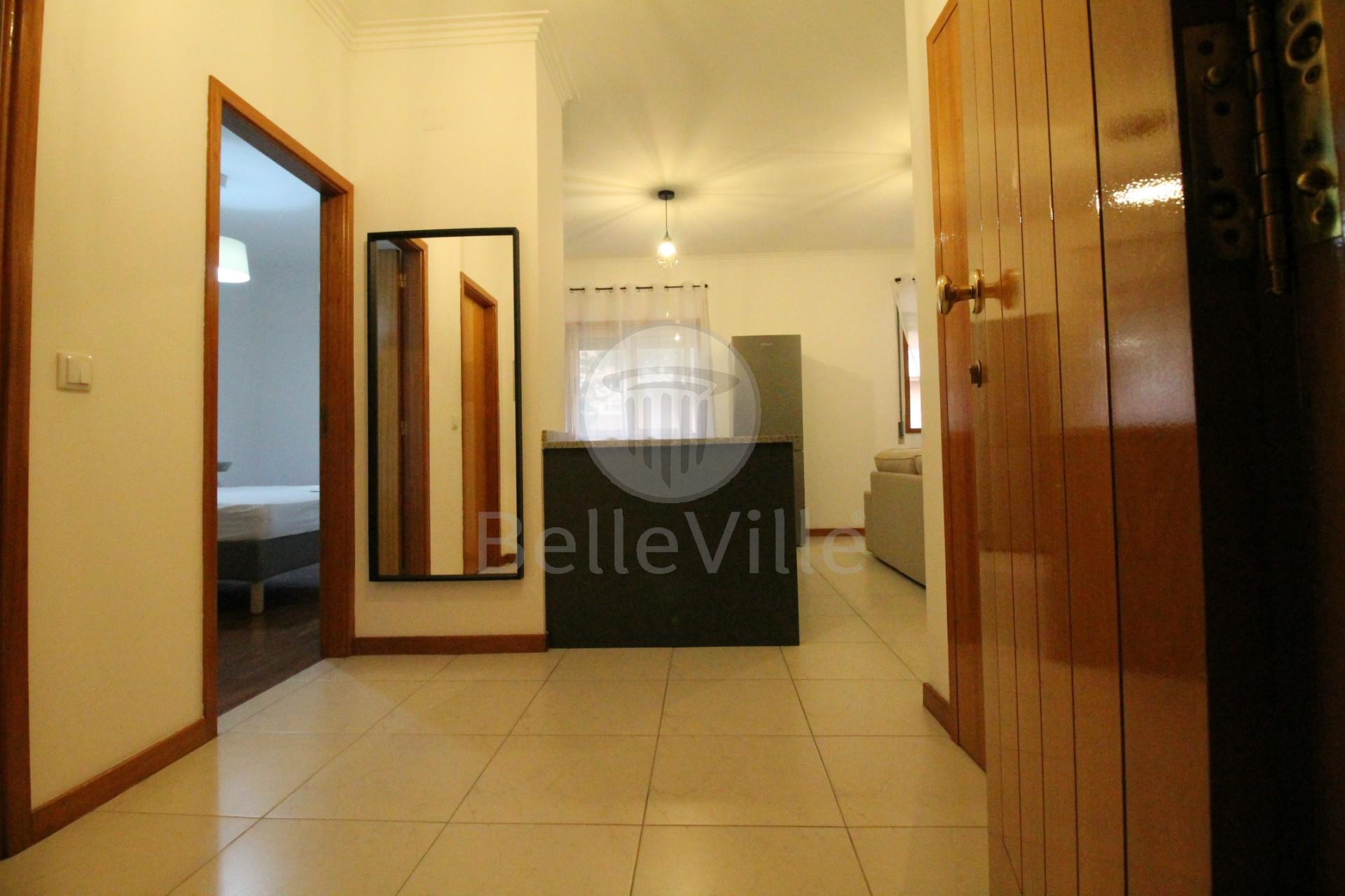 O imóvel encontra-se totalmente equipado e pronto a habitar,