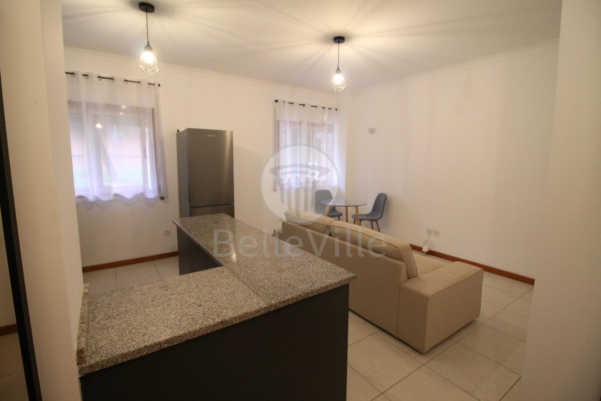 O imóvel encontra-se totalmente equipado e pronto a habitar,
