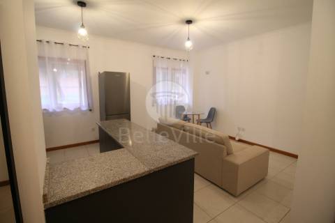 O imóvel encontra-se totalmente equipado e pronto a habitar,