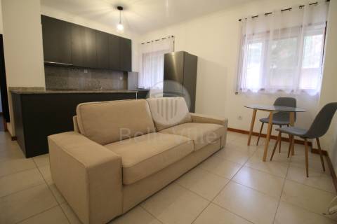 O imóvel encontra-se totalmente equipado e pronto a habitar,