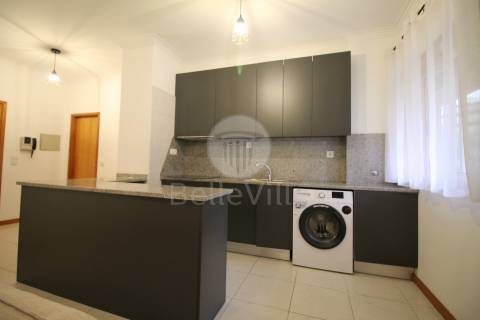 O imóvel encontra-se totalmente equipado e pronto a habitar,