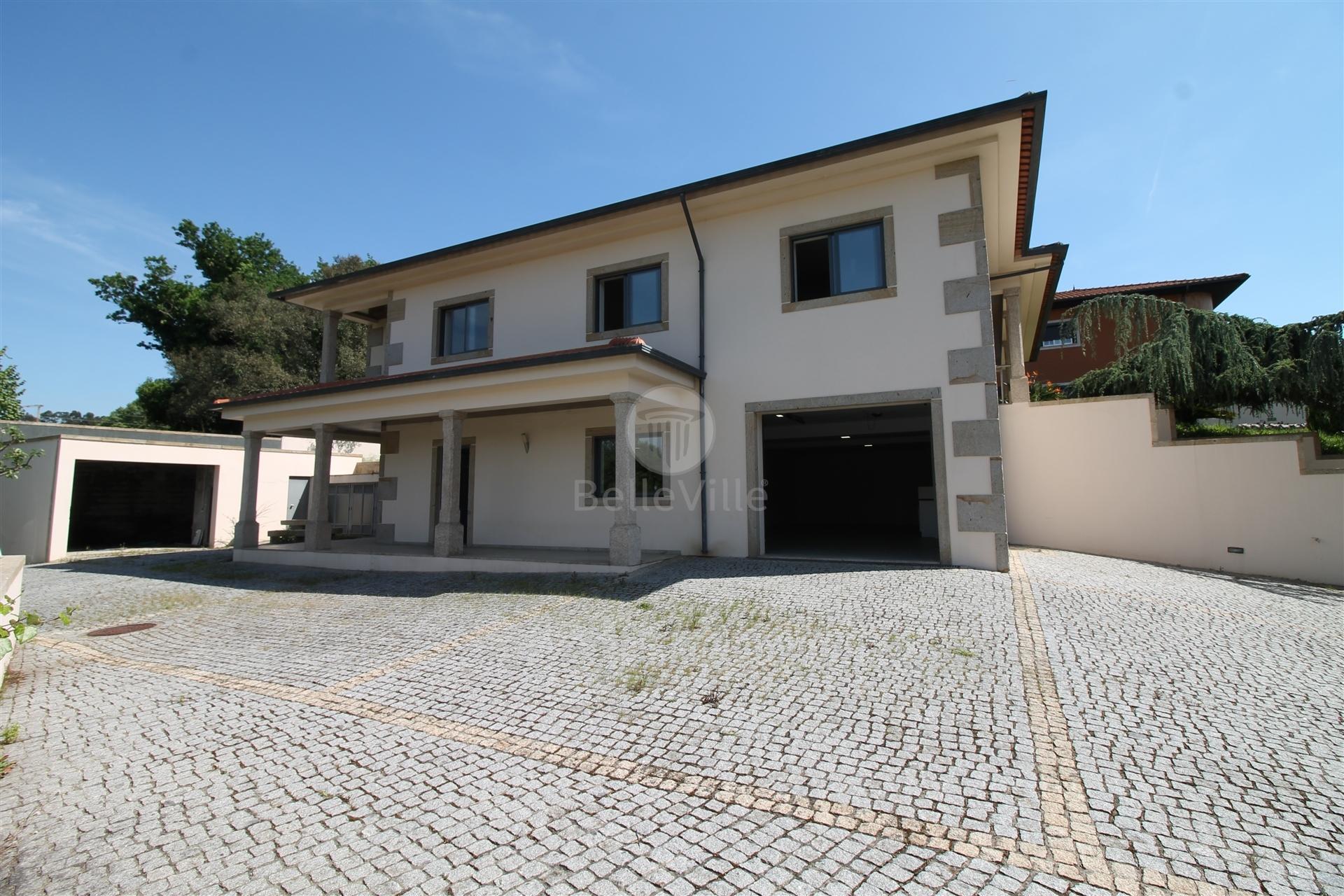Moradia Individual, com área habitacional, com 212 m²