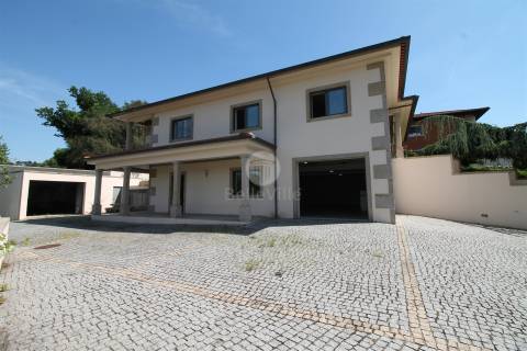 Moradia Individual, com área habitacional, com 212 m²