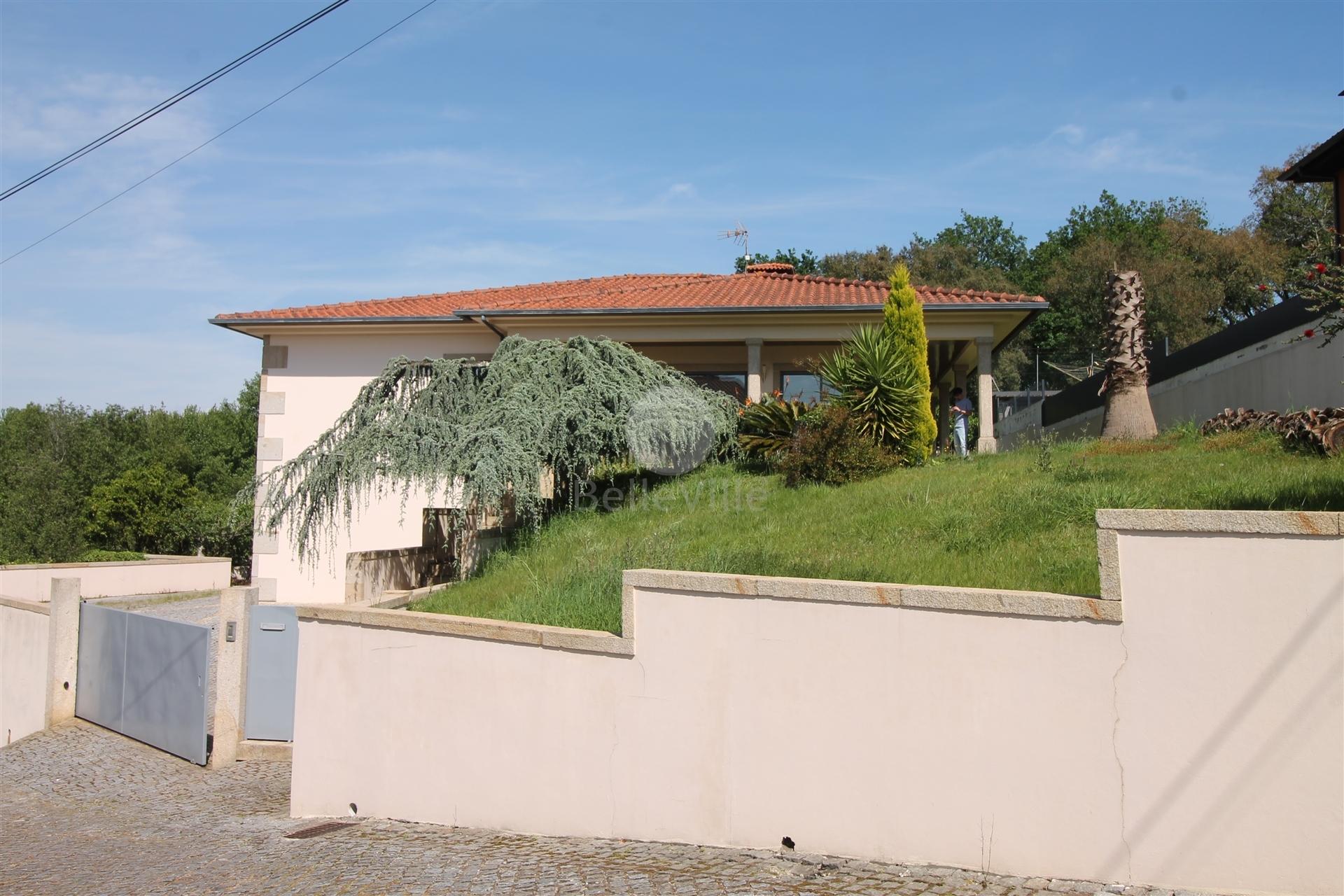 Moradia Individual, com área habitacional, com 212 m²