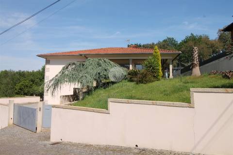 Moradia Individual, com área habitacional, com 212 m²