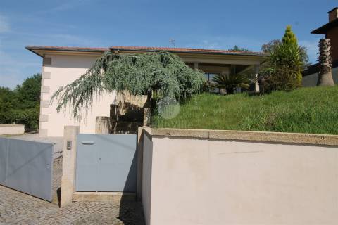 Moradia Individual, com área habitacional, com 212 m²