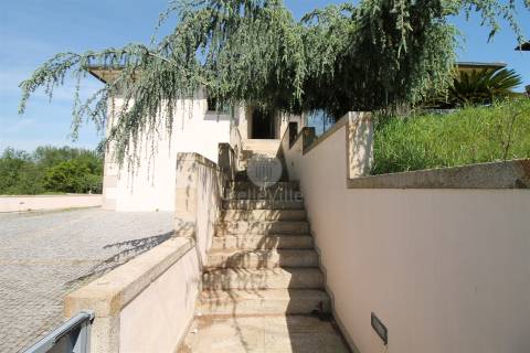 Moradia Individual, com área habitacional, com 212 m²