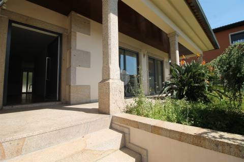 Moradia Individual, com área habitacional, com 212 m²