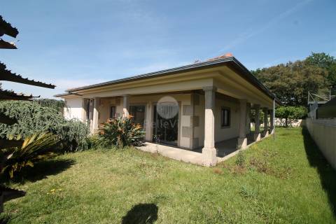 Moradia Individual, com área habitacional, com 212 m²